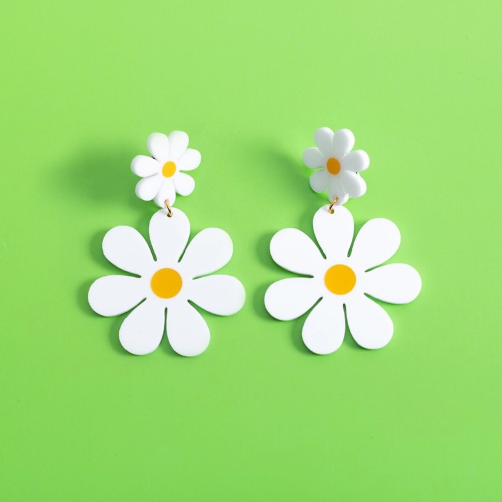 Daisy earrings 🌸